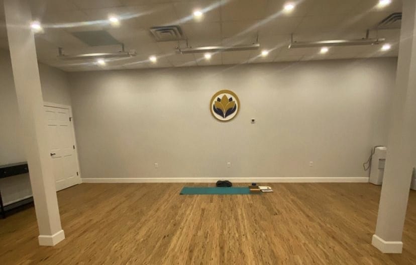 Herschel Summit white in hot yoga studio